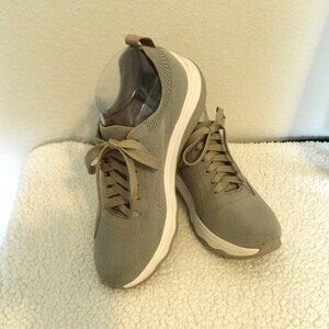 8.5 Clarks GRAY Circuit Tie Tennis Shoes Very Nice